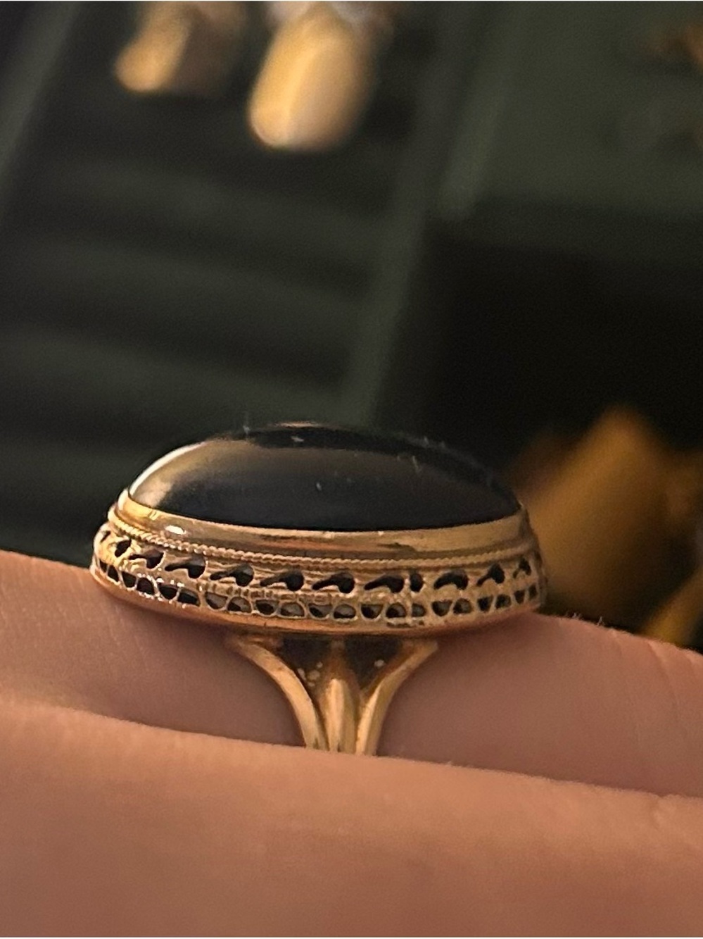 Antique 10k (stamped) yellow gold and onyx stone ring - adjustable - Picture 7 of 9